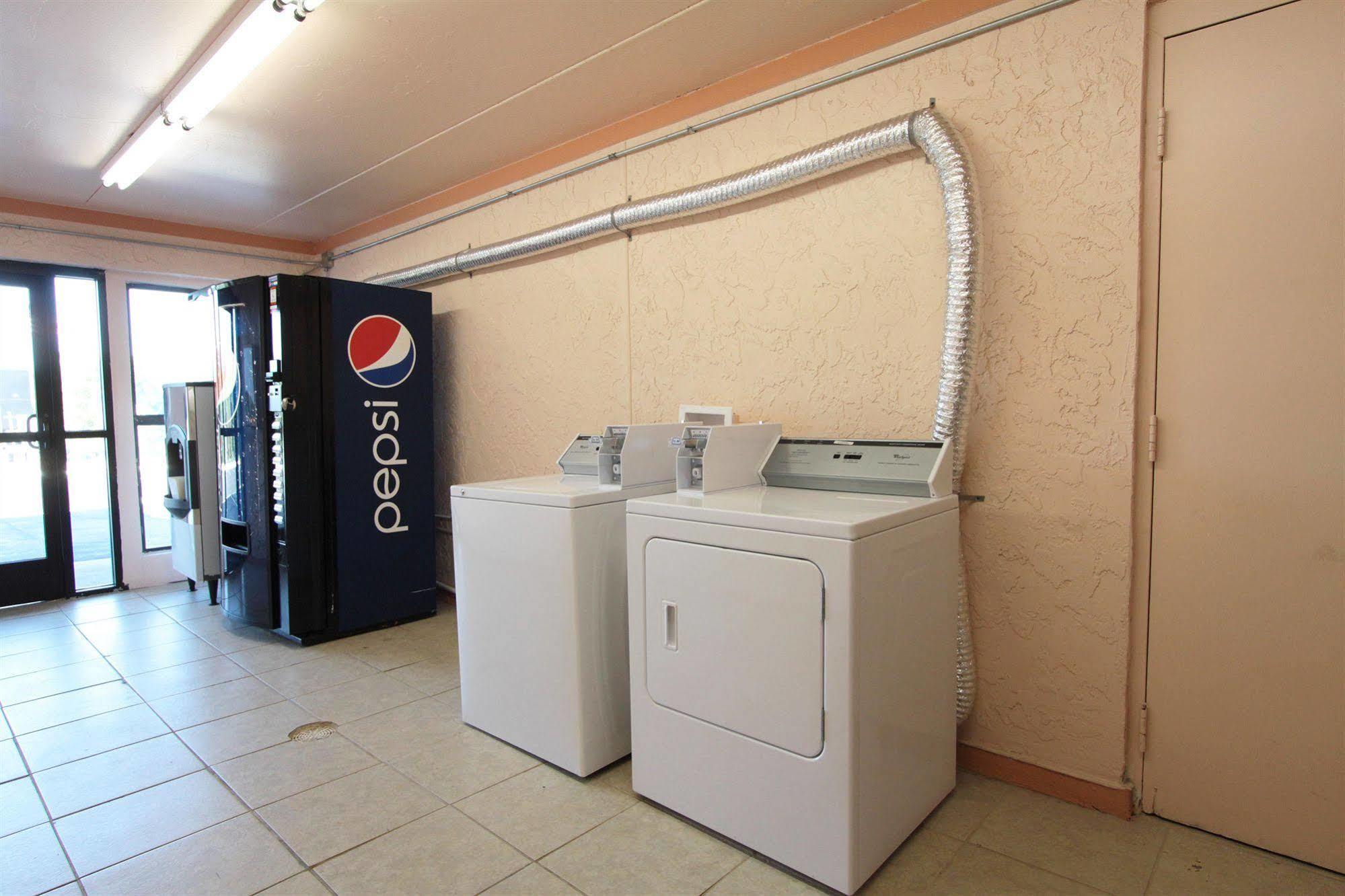 Days Inn By Wyndham Independence Εξωτερικό φωτογραφία